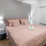 Laura 2