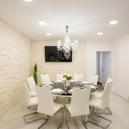 Laura 2 Apartment Vir