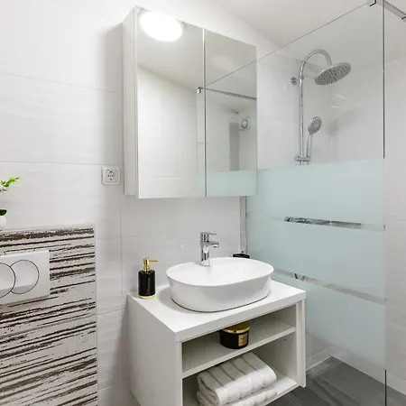 Apartament Laura 2 *
