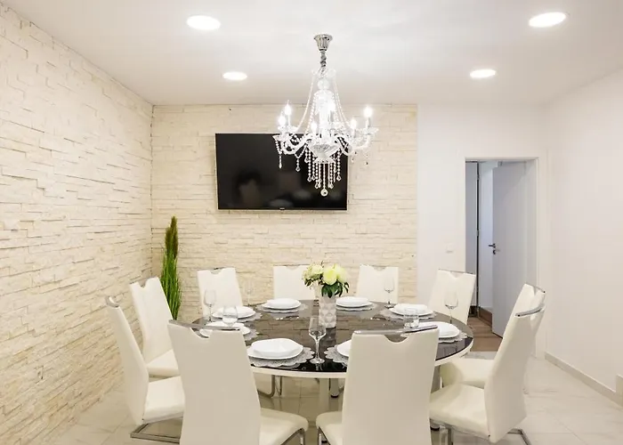 Laura 2 Apartment Vir